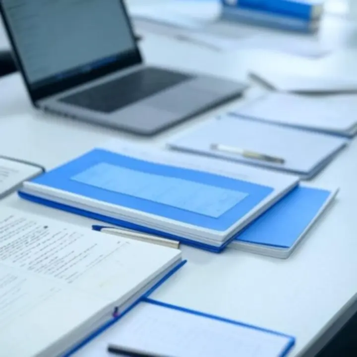 Moderne werkplek met Officorelia papier, notitieblokken en bureaubenodigdheden